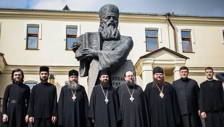 Спільне фото з румунським єпископом біля пам’ятника святителю Петру Могилі. Фото: kdais.kiev.ua