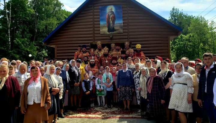 Епископ Пимен освятил новый храм гонимой общины УПЦ в с. Певче