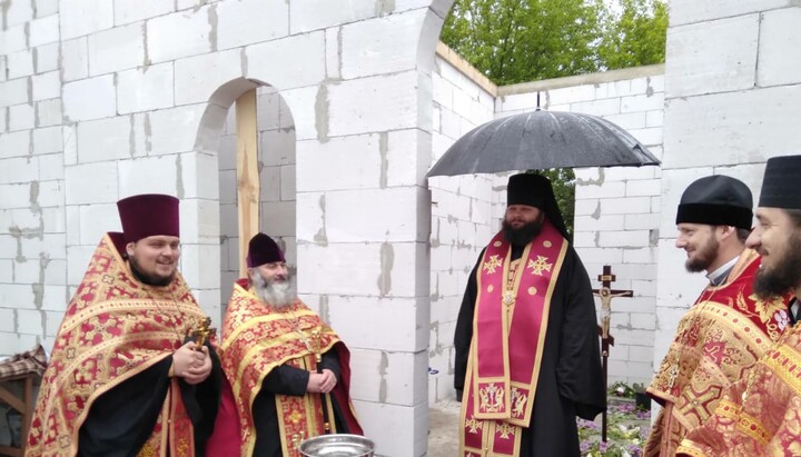 Епископ Пимен заложил краеугольный камень и установил крест на месте строительства нового храма в селе Мошков. Фото: СПЖ