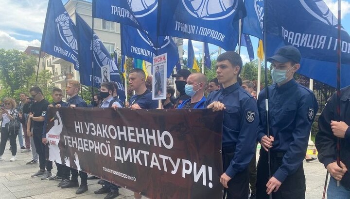 Пікет біля Офісу Президента проти закону «про критику ЛГБТ». Фото: strana.ua