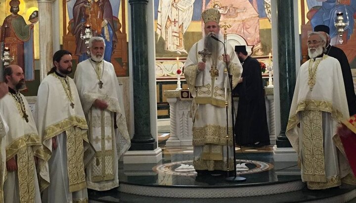 Ιερείς Ουκρανικής Ορθόδοξης Εκκλησίας στη Θ. Λειτουργία στο Μπαρ, με προεξάρχοντα τον Μητροπολίτη Μαυροβουνίου και Παραθαλασσίας Ιωαννίκιο. Φωτογραφία: ΕΟΔ