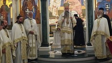 Священики УПЦ співслужили митрополиту Іоанникію на першій літургії в Барі