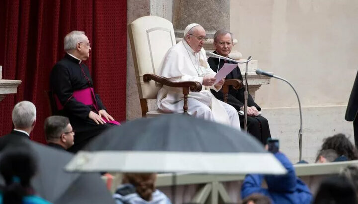 Папа римський Франциск проводить аудієнцію у Ватикані. Фото: lastampa.it