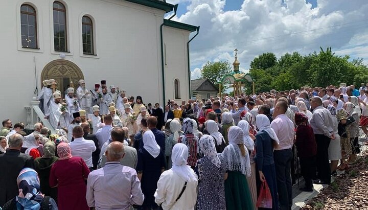 Metropolitan Sergiy (Gensitsky) of Ternopil and Kremenets with the priesthood and parishioners of the UOC on the porch of the new church in Hnizdychne. Photo: ternopil.church.ua