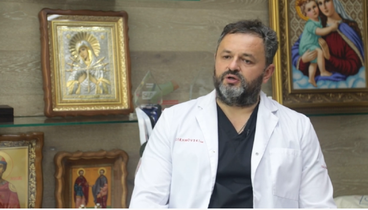 Γιατρός-ιερέας Ροστισλάβ Βαλιχνόφσκι. Φωτογραφία: στιγμιότυπο οθόνης/κανάλι YouTube «Λαϊκοί»