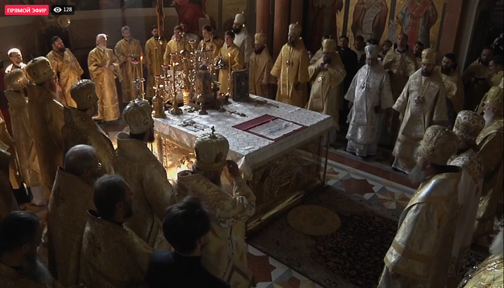 Θεία Λειτουργία στον Καθεδρικό Ναό Κοιμήσεως της Θεοτόκου στη Λαύρα των Σπηλαίων του Κιέβου. Φωτογραφία: στιγμιότυπο οθόνης βίντεο από τη σελίδα Facebook Επισκοπής Οδησσού UOC.