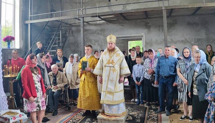 Ο επίσκοπος Αθανάσιος στη Θ. Λειτουργία στον υπό κατασκευή ναό Αρχαγγέλου Μιχαήλ της διωκόμενης ενορίας UOC του χωριού Νέσβιτς. Φωτογραφία: pravoslavna.volyn.ua