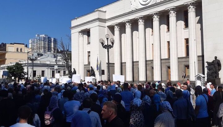 Believers at the prayer standing near the Parliament. Photo: UOJ