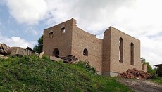 В Ростоках возвели стены храма УПЦ, который строят вместо захваченного ПЦУ