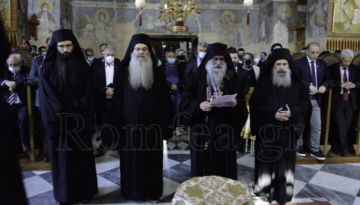 Церемония передачи чреды правления новому составу Священной Эпистасии. Фото: romfea.gr
