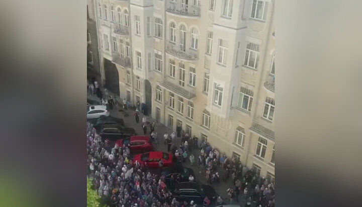 Віряни УПЦ йдуть до Офісу Президента. Фото: скріншот відео t.me/stranaua