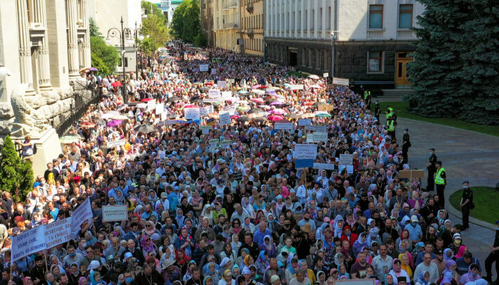 Prayer standing of UOC believers in Kyiv, 15.06.21. Photo: UOJ