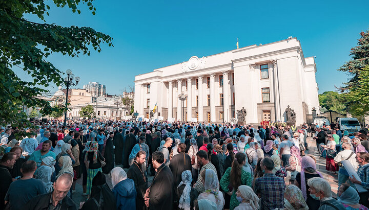 Молитовне стояння віруючих УПЦ біля стін Верховної Ради. Фото: news.church.ua