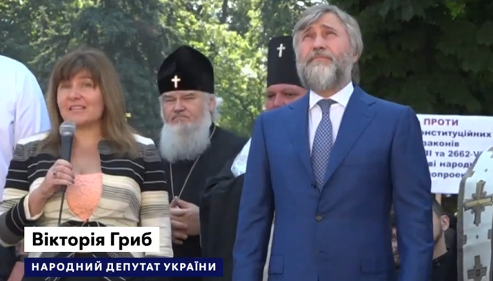 Verkhovna Rada deputies Victoria Grib and Vadim Novinsky during the prayer standing of the UOC. Photo: a video screenshot from the page of the UOC Information Centre on Facebook