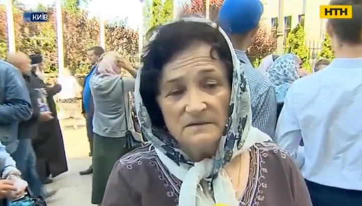 Lyudmila, a parishioner of the UOC from the Zhytomyr Eparchy during the prayer standing near the Verkhovna Rada on June 15, 2021. Photo: a video screenshot from the page of the UOC Information Centre on Facebook