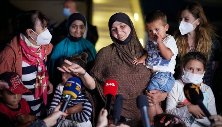 Женщина с детьми из сирийского лагеря. Фото: president.gov.ua