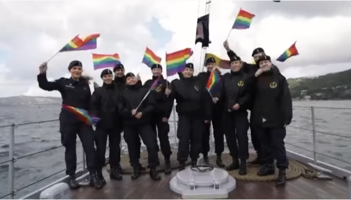 Военные приветствуют участников гей-парада ЛГБТ-флажками. Фото: скриншот/facebook.com/Sjoforsvaret
