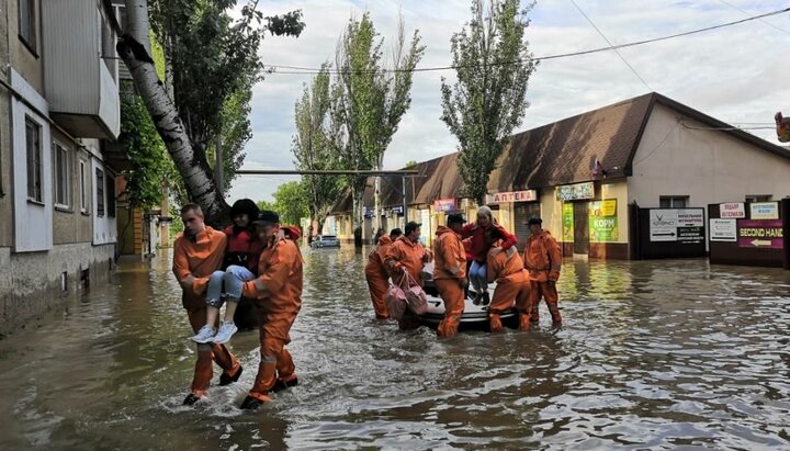 Спасатели помогают пострадавшим от наводнения в Крыму. Фото: crimea-news.com