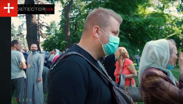 Пропагандист ПЦУ Гальченко видавав себе за журналіста на молитовному стоянні під Радою. Фото: скріншот відео Youtube-каналу «Перший козацький»