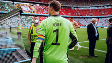 В УЕФА назвали ЛГБТ-повязку голкипера сборной Германии «благим делом»
