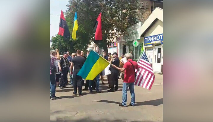 Provocările radicalilor împotriva procesiunii Bisericii Ortodoxe Ucrainene la Nejin.Imagine: screenshot-video de pe facebook.com/vbtsvit