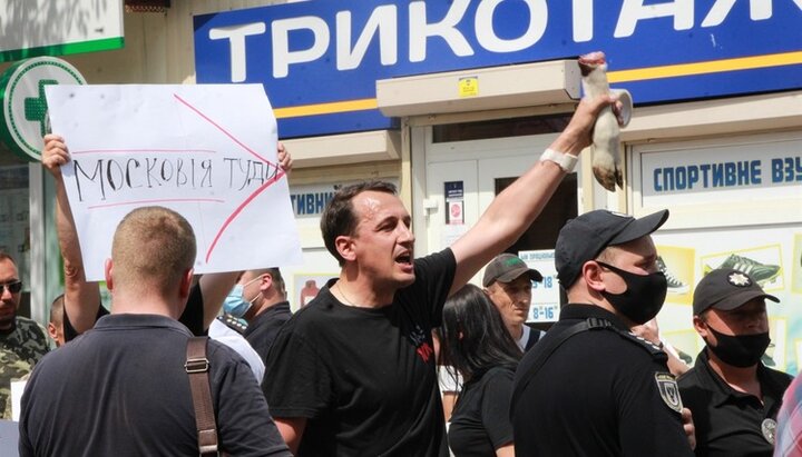 Συμμετέχοντες στην επίθεση κατά τη λιτανεία της UOC στο Νίζιν. Φωτογραφία: orthodox.cn.ua