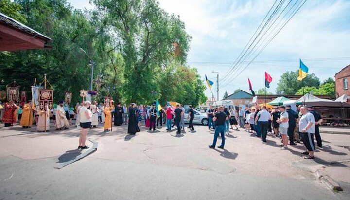 Акция радикалов против крестного хода в Нежине. 