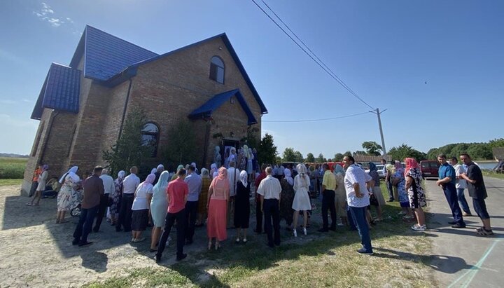 Прихожане возле своего нового храма. Фото: СПЖ