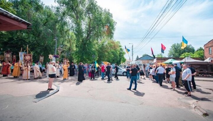 An attempt by the radicals to interfere with the procession of the UOC in Nizhyn. Photo: orthodox.cn.ua