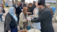 Митрополит Варсонофій роздав їжу більше 50 бездомним у Вінниці