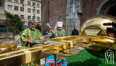 Блаженнейший Онуфрий освятил кресты Троицкого храма в Киеве