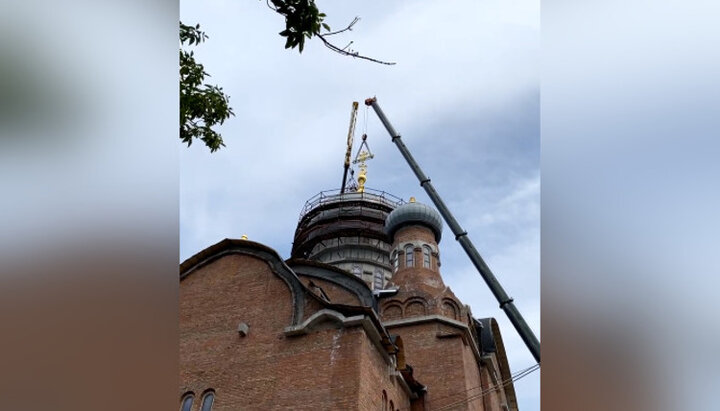 Установка головного накупольного хреста на Троїцьку церкву в Києві. Фото: скріншот трансляції зі сторінки facebook.com/arh.iona