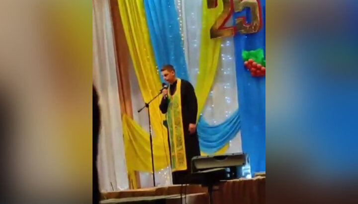 Κληρικός OCU λέει προσβολές στους συμμετέχοντες στην εκδήλωση με την ευκαιρία Ημέρας του Συντάγματος Ουκρανίας στο Volnogorsk. Φωτογραφία: στιγμιότυπο οθόνης του βίντεο του tg-channel Miroslava Berdnik