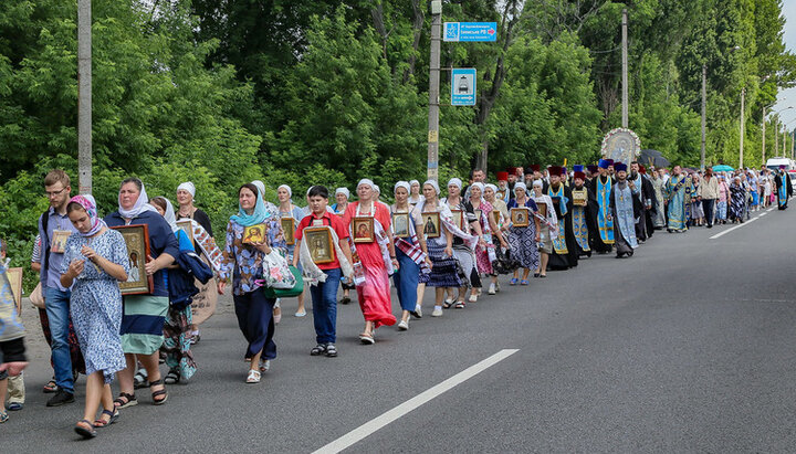 В Изюме начался традиционный крестный ход с Песчанской иконой Богородицы