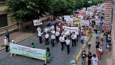 У День Конституції в Чернівцях провели марш на захист сімейних цінностей