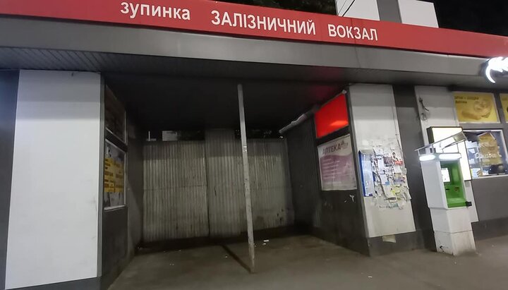 Остановка ж/д вокзала в Виннице, где кормят бездомных. Фото: facebook Елены Жасмин