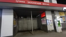 В Виннице снесли лавки на остановке ж/д вокзала, где УПЦ кормит бездомных