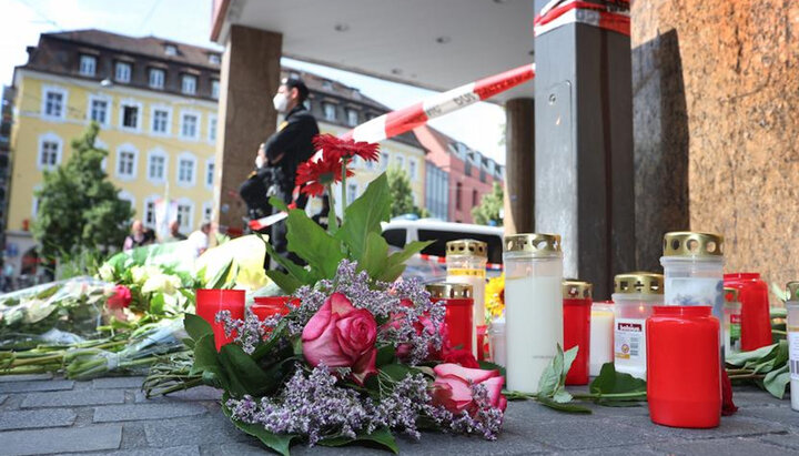Цветы на месте убийства в Вюрцбурге. Фото: tagesspiegel.de