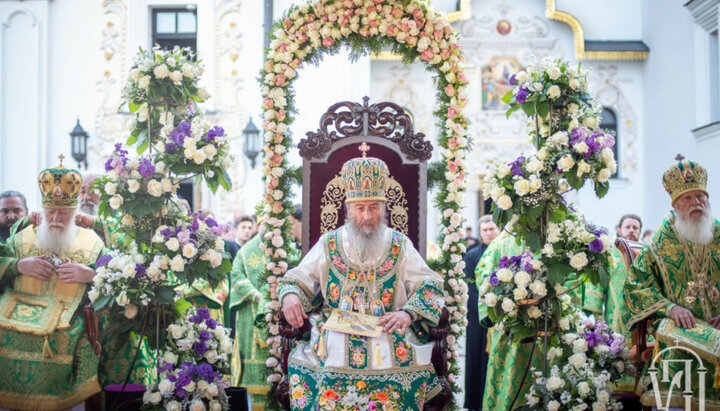 Ο Μακαριώτατος Ονούφριος δέχεται ευχετήριες επιστολές για τα ονομαστήριά του. Φωτογραφία: vzcz.church.ua