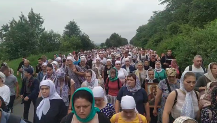 Mii de credincioși au participat la procesiunea Calea Crucii spre Mănăstirea Hreșceatik. Imagine: screen-shot/facebook.com/mihai.grosu.56