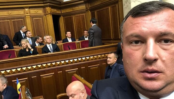 «Селфі» депутата Олега Семінського у Верховній Раді. Фото: сторінка депутата в Facebook.
