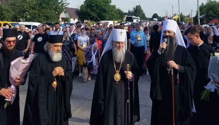 Οι κυβερνόντες επίσκοποι των τριών επισκοπών της UOC στο Καλίνοφκα. Φωτογραφία: ΕΟΔ
