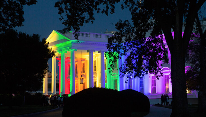 Білий дім розфарбований у кольори ЛГБТ-прапора. Фото: vz.ru