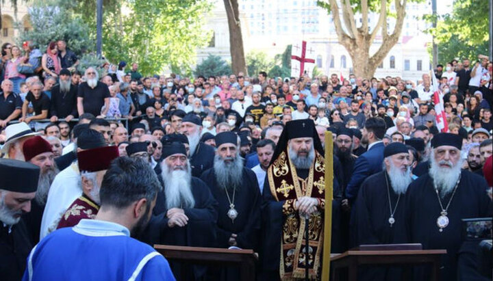 Молебен ГПЦ перед Кашуетской церковью св. Георгия Победоносца в Тбилиси, 5.07.21. Фото: patriarchate.ge