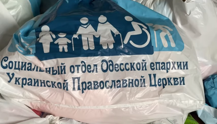 Пакет із продуктовим набором від Одеської єпархії УПЦ. Фото: скріншот відео youtube-каналу Одеської єпархії.