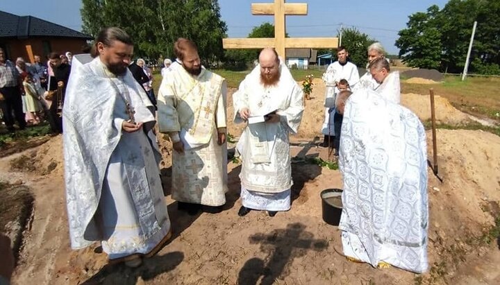 Ridicarea sfintei cruci și punerea pietrii de temelie pe șantierul noii biserici din satul Serhiv, Eparhia de Volyn a Bisericii Ortodoxe Ucrainene. Imagine: pagina de Facebook a FC 