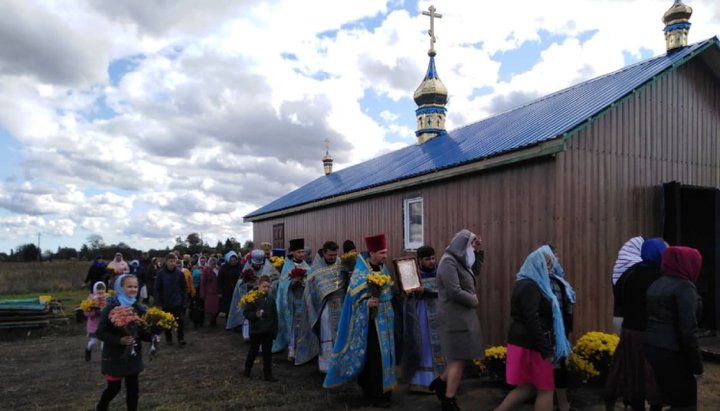 The UOC community in Veselе making a religious procession around the new church. Photo: UOJ