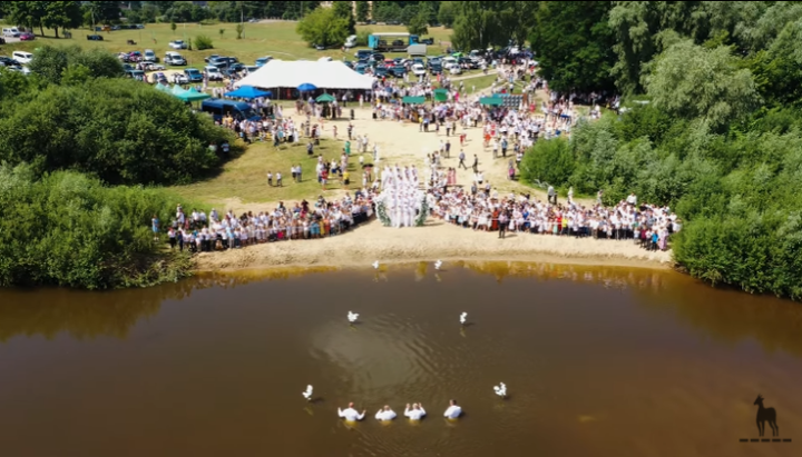 11 липня сотні баптистів зібралися на березі Случі. Фото: скріншот/YouTube/Сарненська Громада
