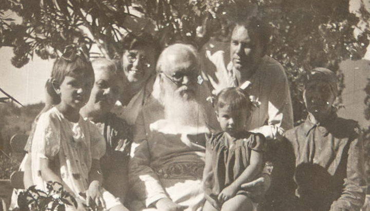 Святитель Лука с родственниками в Алуште. Фото с аукциона: 12auction.com