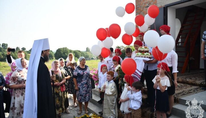 Урочиста зустріч митрополита Никодима в с. Меленці. Фото: zhytomyr-eparchy.org